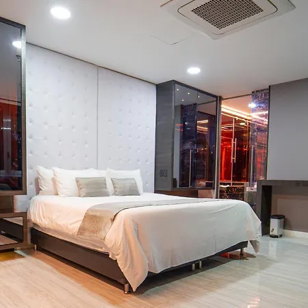 1Million Luxury Suites Medellín Exterior foto